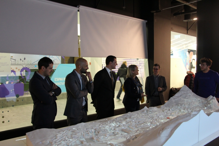 La delegació del Quebec observant les instal·lacions de l'Espai d'Innovació d'Andorra.